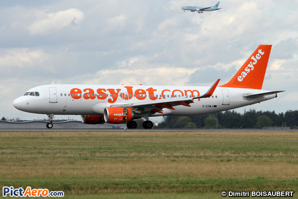 Airbus A320-214 (easyJet) Airbus A320-214 (easyJet)
