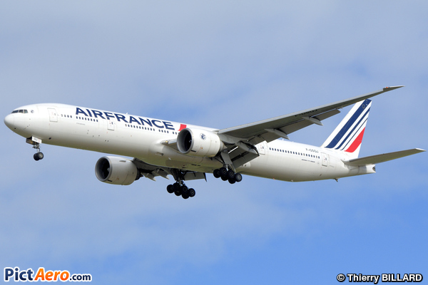 Boeing 777-328ER (Air France) Boeing 777-328ER (Air France)