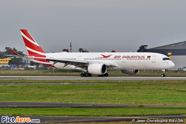 Airbus A350-941 (Air Mauritius) Airbus A350-941 (Air Mauritius)